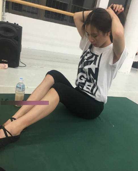 推特清纯华裔大学萌妹自拍合集76部11.2G粉嫩诱人