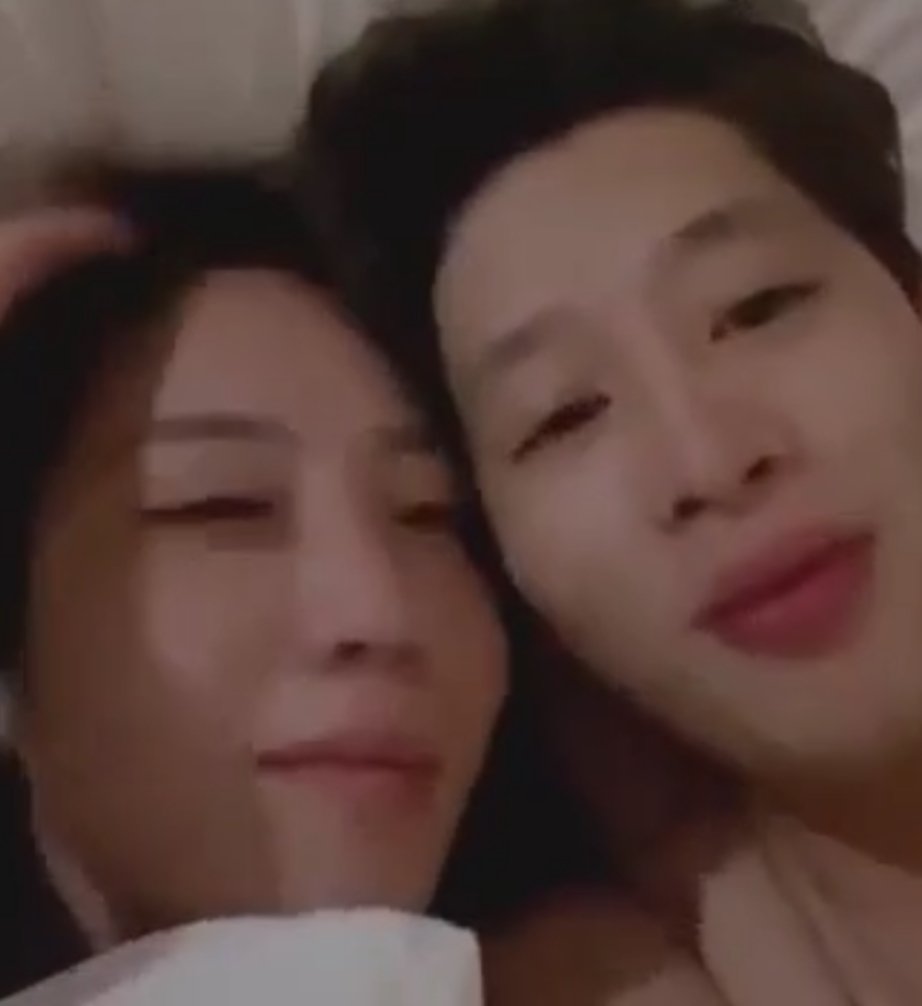 抖音花韵老板娘5V高清拍摄桥越轨门40MB香艳展示