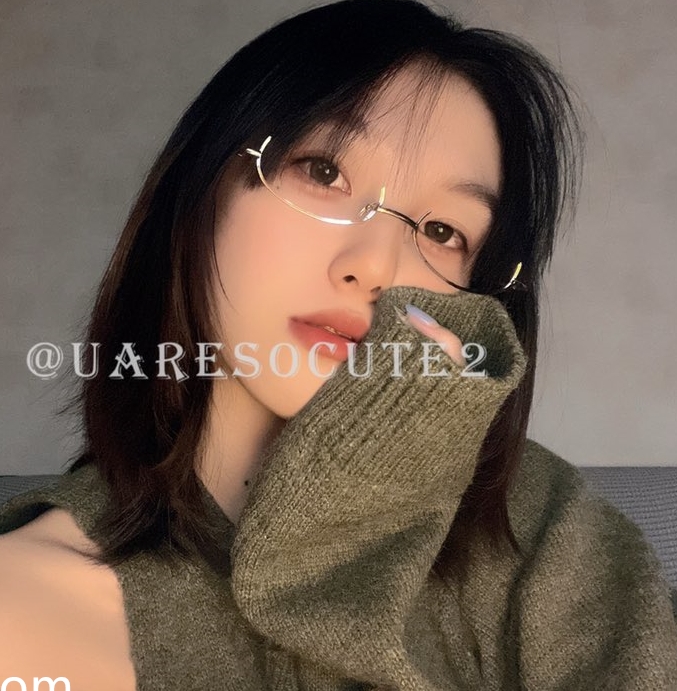 眼镜娘uaresocute绝密展示私拍福利62V560MB