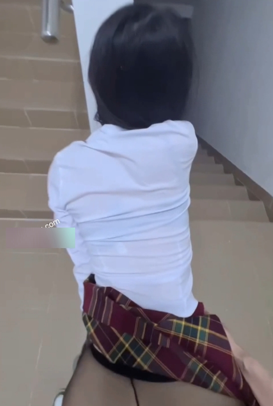 kingmaster楼道jk视频1部转载搬运900M太诱人了