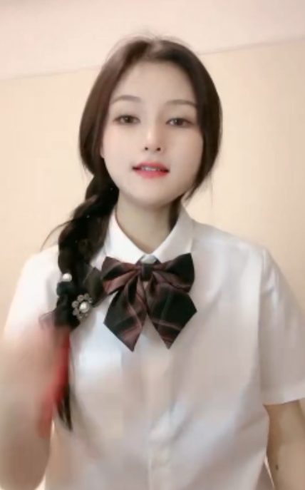 推特半糖顶级女神火辣视频1部1.21g