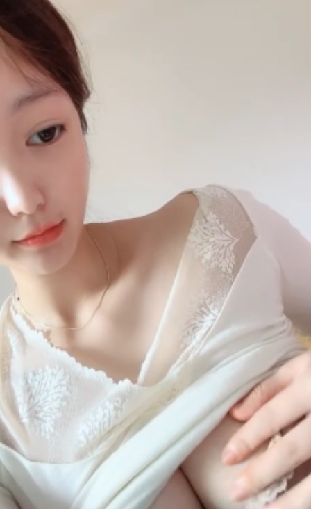 推特半糖顶级女神火辣视频1部1.21g