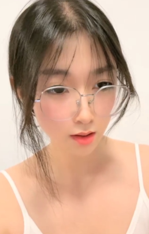 乐园清纯眼镜妹学生视频1部1090M太顶了