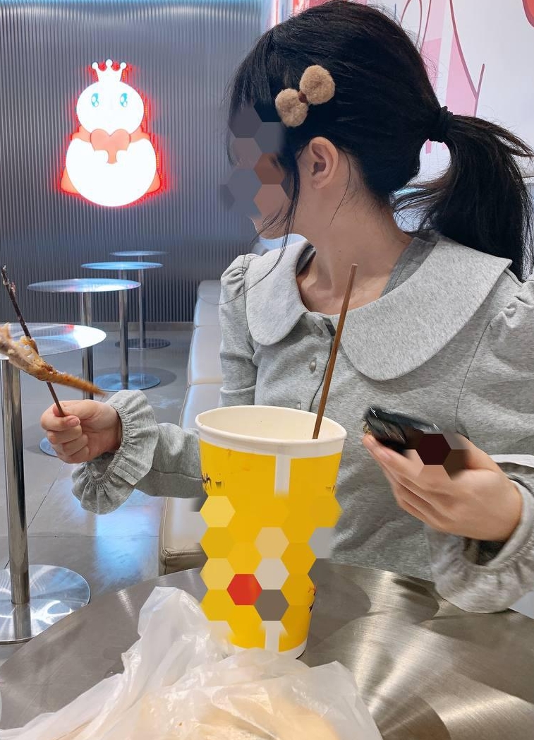 海角社区同屋檐少女12部2.78G微妙故事