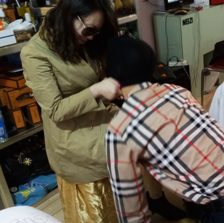 82.9G冰城玫姿踩踏足艺81部美脚诱惑