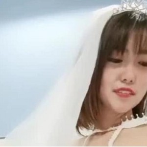 小妲己给你一口甜甜与沙滩上的贝壳撞衫婚纱视频2部2.5G反差大